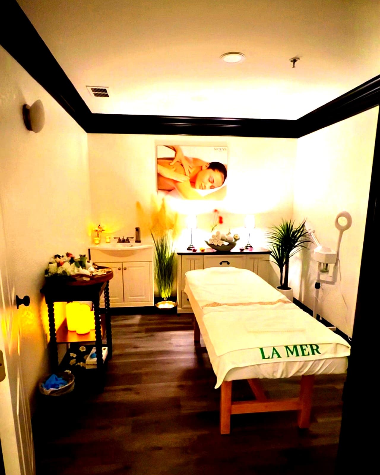 Treatment room with La Mer branded linens and Sothys wall art